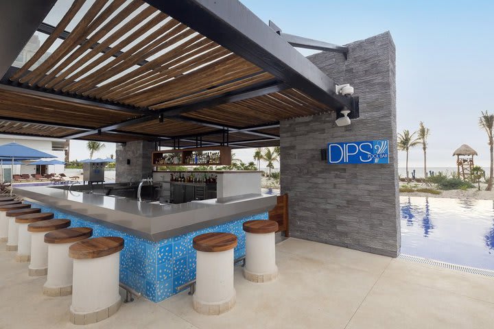 Dips swim-up pool bar