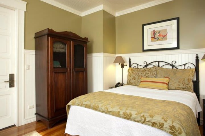 Standard guest room at Hotel Grano de Oro in San Jose