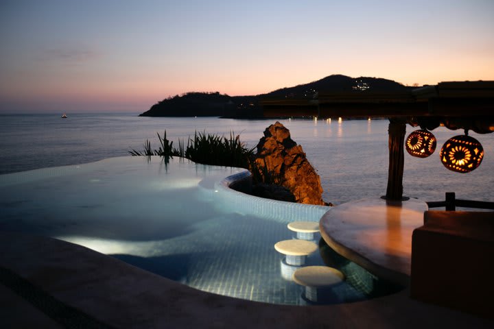 Vista a la bahía de Zihuatanejo desde la piscina