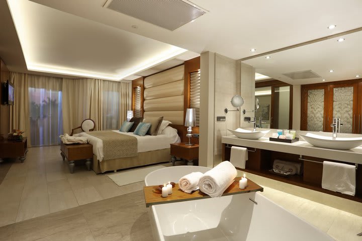 Suite con jacuzzi exterior swim-up