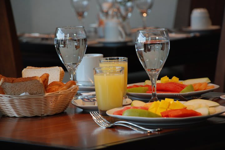 El restaurante sirve desayunos, comidas y cenas