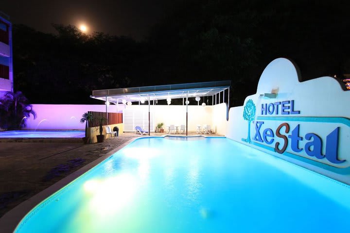 Vista nocturna de las piscinas