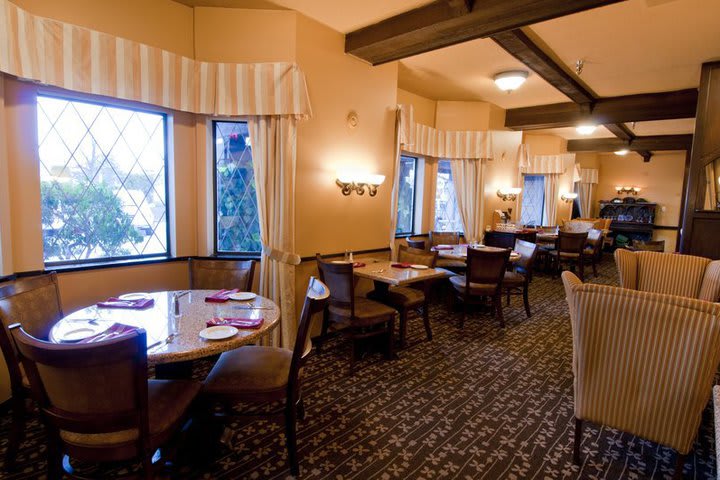 The Best Western Plus Abercorn Inn in Richmond offers a restaurant