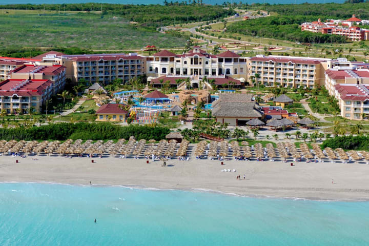 El hotel se ubica frente a la playa