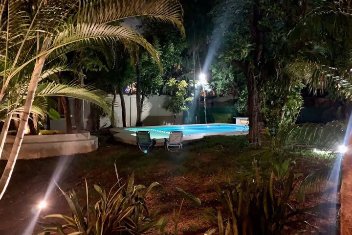 Área de la piscina por la noche