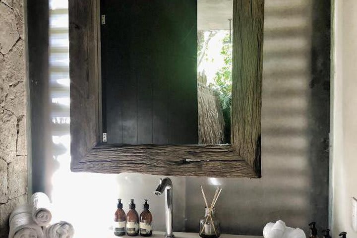 Private guest bathroom in the jungle studio