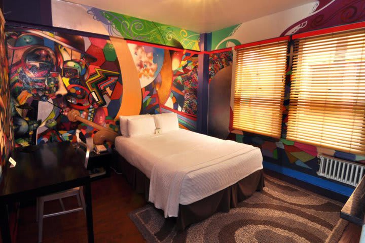 Cada habitación del Hotel Des Arts tiene una pintura mural de artistas locales e internacionales