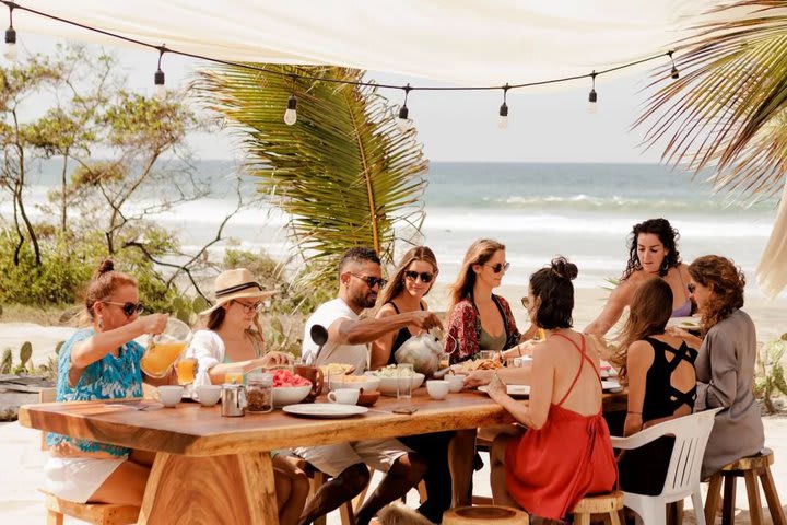 El hotel tiene un restaurante en el área de la playa