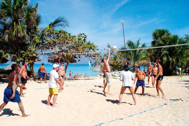 En el área de playa se puede jugar voleibol