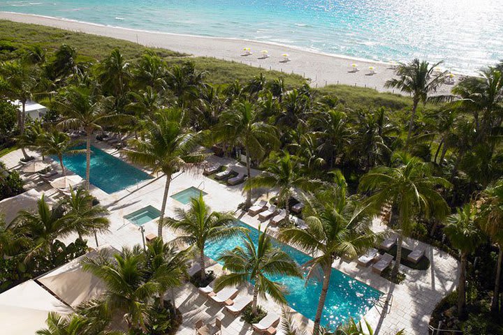 El hotel cuenta con dos piscinas adicionales