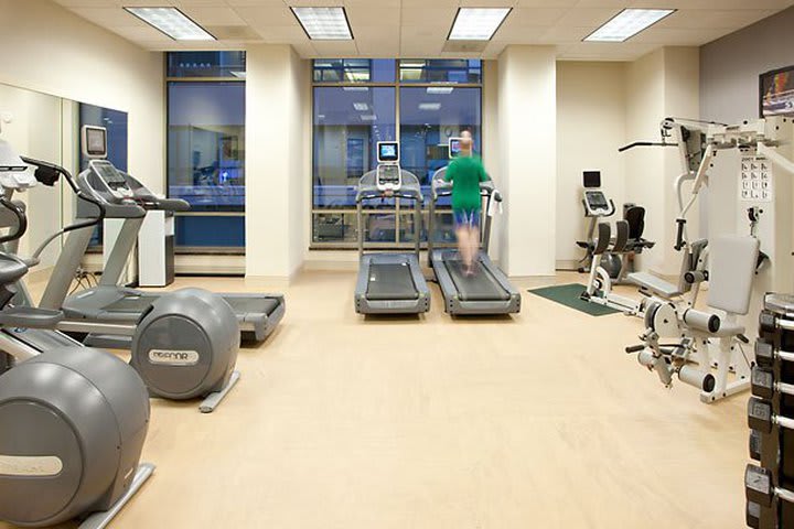 Hay un gimnasio junto a la alberca del Courtyard San Francisco Downtown