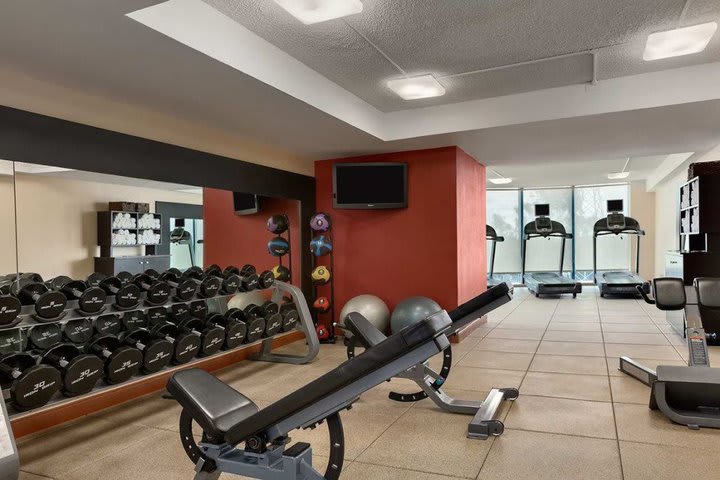 Gimnasio del hotel de negocios Embassy Suites en South San Francisco