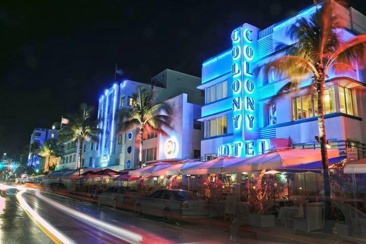 La propiedad se ubica en la animada calle Ocean Drive