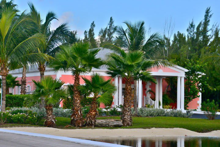 El hotel está conformado por coloridas villas