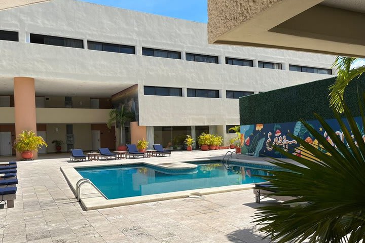 El hotel cuenta con piscina