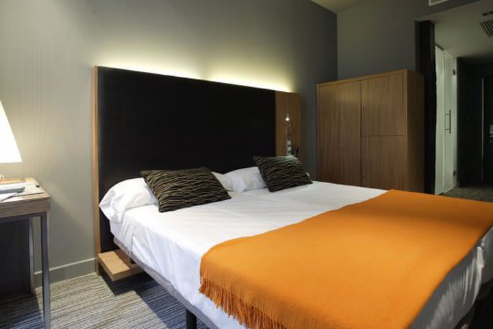 Habitación con cama doble del hotel Petit Palace Tres Cruces en la ciudad de Madrid