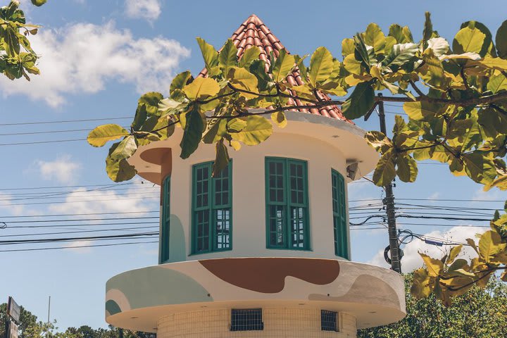 El hotel está a orillas de la laguna de la Concepción