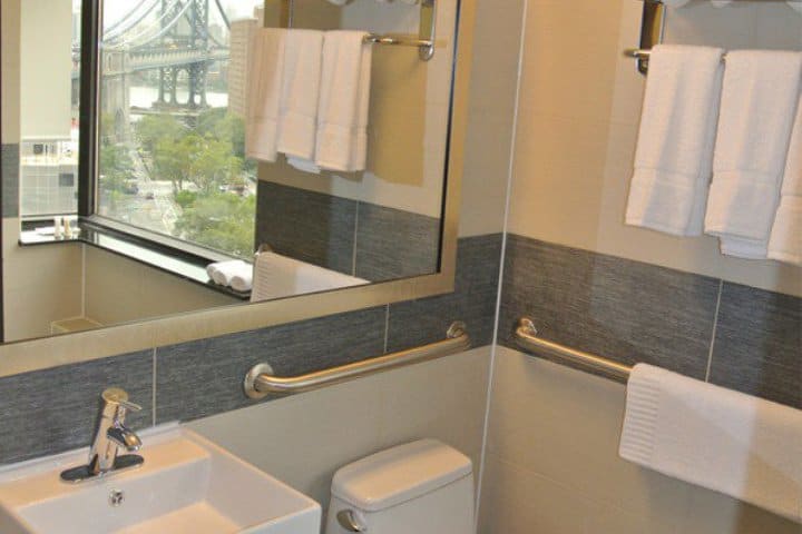 Each room at the Howard Johnson in Manhattan features private bath with shower or tub