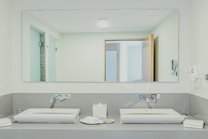 Double sink in a deluxe guest bathroom