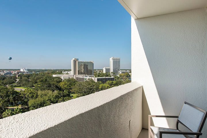 Vista a Disney Springs desde el balcón de una habitación