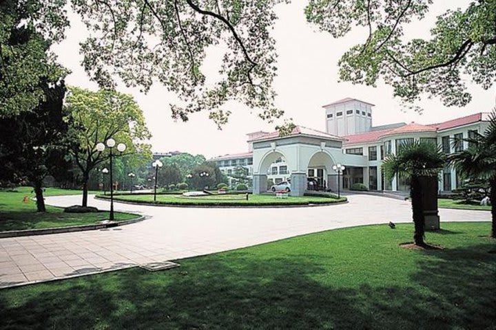 The Hong Qiao State Shanghai hotel has 200,000 square meters (2,052,000 sq ft) of gardens