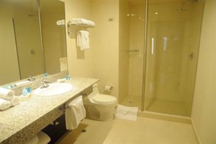 Baño privado de una habitación del Novotel Panama City