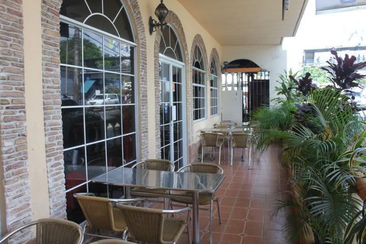 Terraza en el restaurante del Hotel Vía España en Panamá