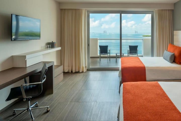 Deluxe double guest room with lagoon view