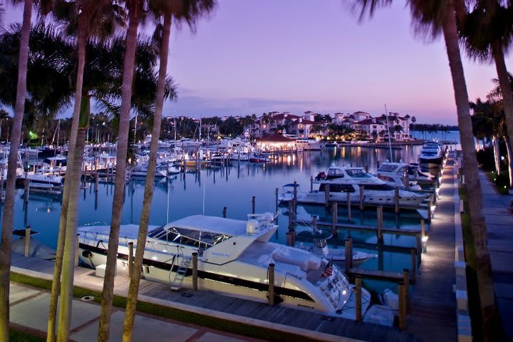 Vista nocturna de la marina del hotel romántico Fisher Island Club