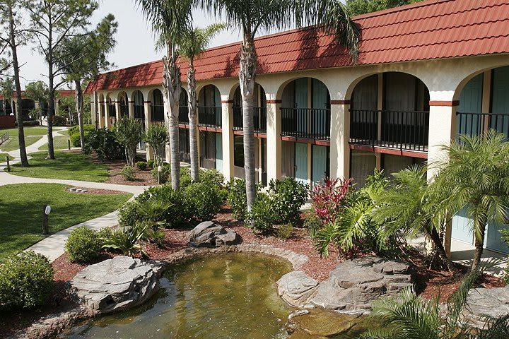 Jardines del hotel Maingate Lakeside Resort