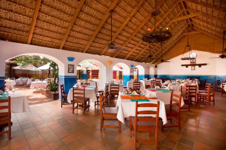 La Terraza restaurant serves an international buffet