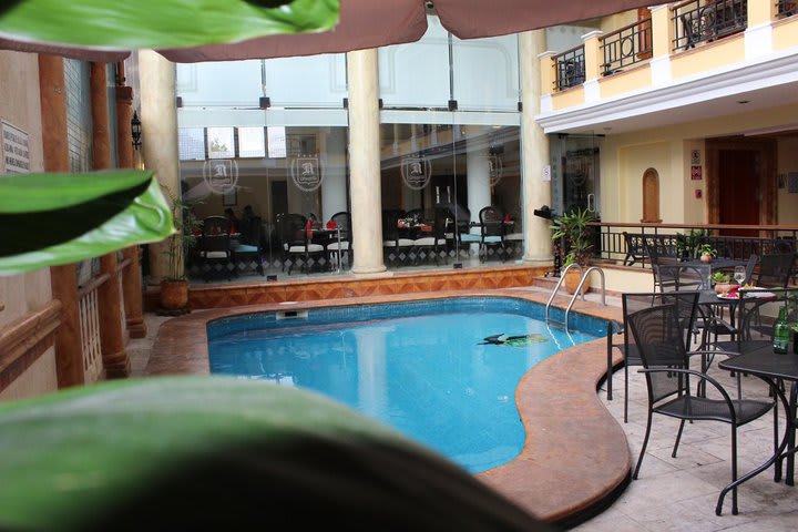 El hotel cuenta con piscina