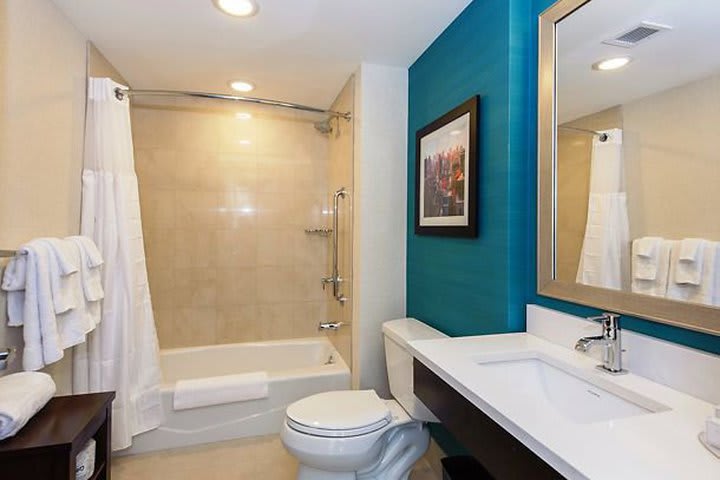 Baño en una habitación del Courtyard by Marriott New York Manhattan - Times Square West