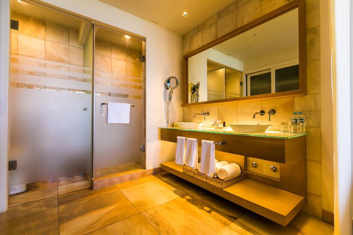 Guest bathroom in a superior room