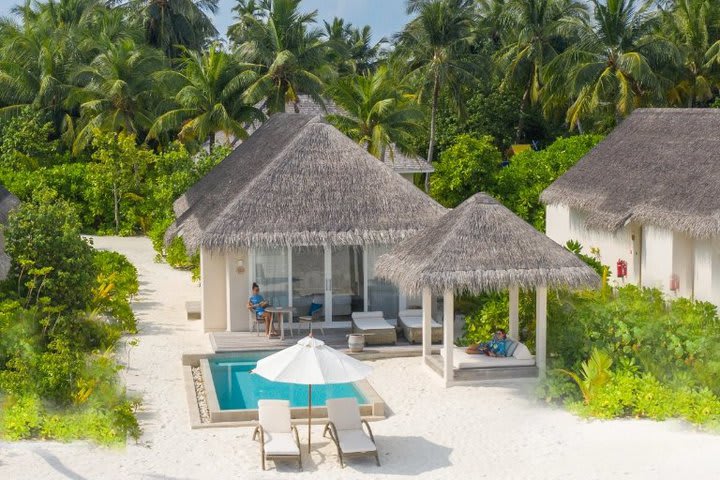 Deluxe villa with direct access to the beach and the pool