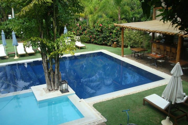 The Refugio da Vila hotel has a swimming pool