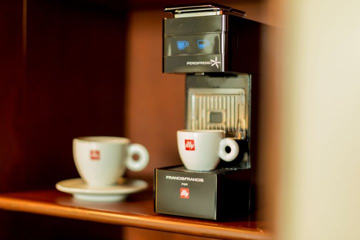 Cafetera en una habitación superior plus