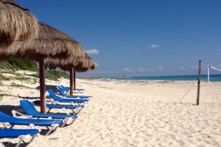 Playa con camastros del hotel Ventanas al Mar en la isla de Cozumel