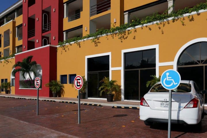 La propiedad cuenta con estacionamiento