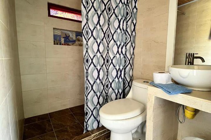 Baño de huéspedes