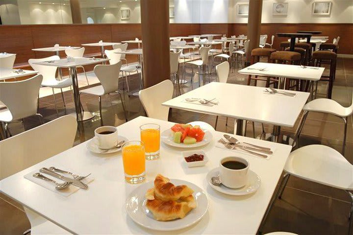 Disfruta un desayuno americano en el hotel Dazzler Maipú en Buenos Aires