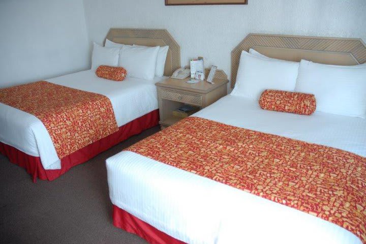 Standard guest room at the Aranzazú Guadalajara hotel