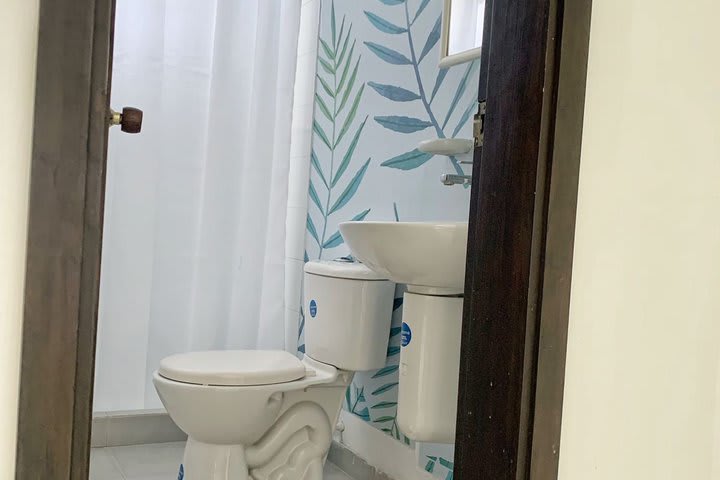 Baño del dormitorio principal en el apartamento de tres dormitorios