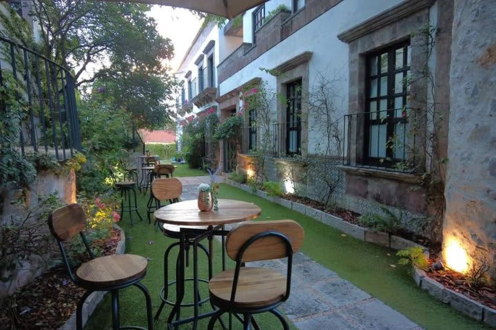 Mesas en el jardín