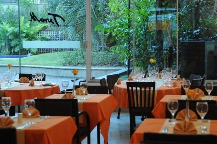 The restaurant at the InterCity Premium Ibirapuera hotel offers breakfast