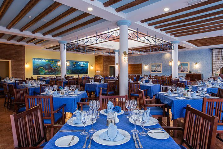 El hotel cuenta con un restaurante de mariscos