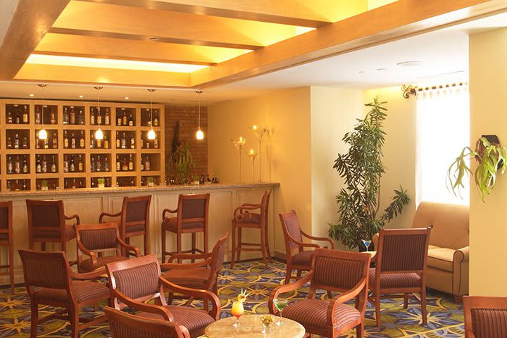 El bar del hotel ofrece transmisión de eventos deportivos