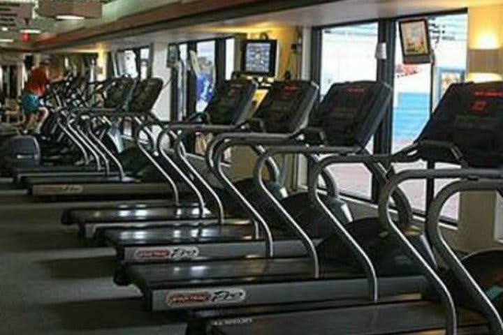 El hotel ofrece acceso al Centro Acuático YMCA que tiene gimnasio