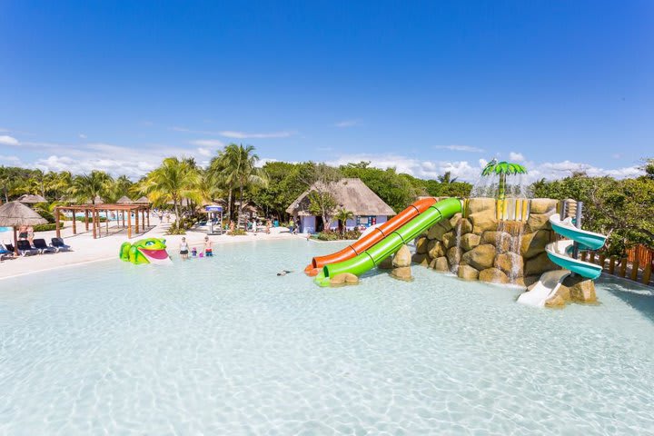 Piscina con toboganes