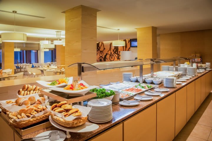 Breakfast buffet in La Isla restaurant